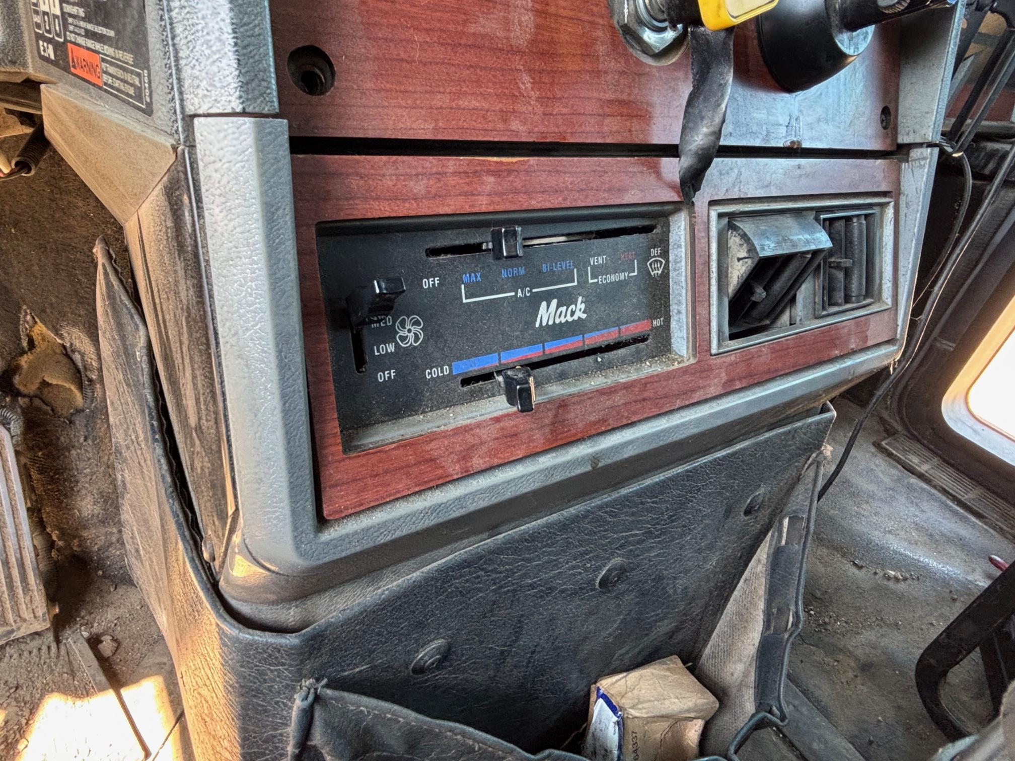 1997 MACK CL713 - Image 17